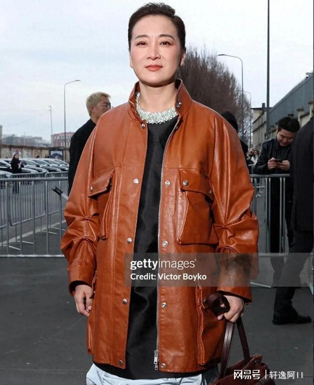 贾玲巴黎周“一脸男相”！不爱笑也没梨涡眼神犀利，梳大背头好酷