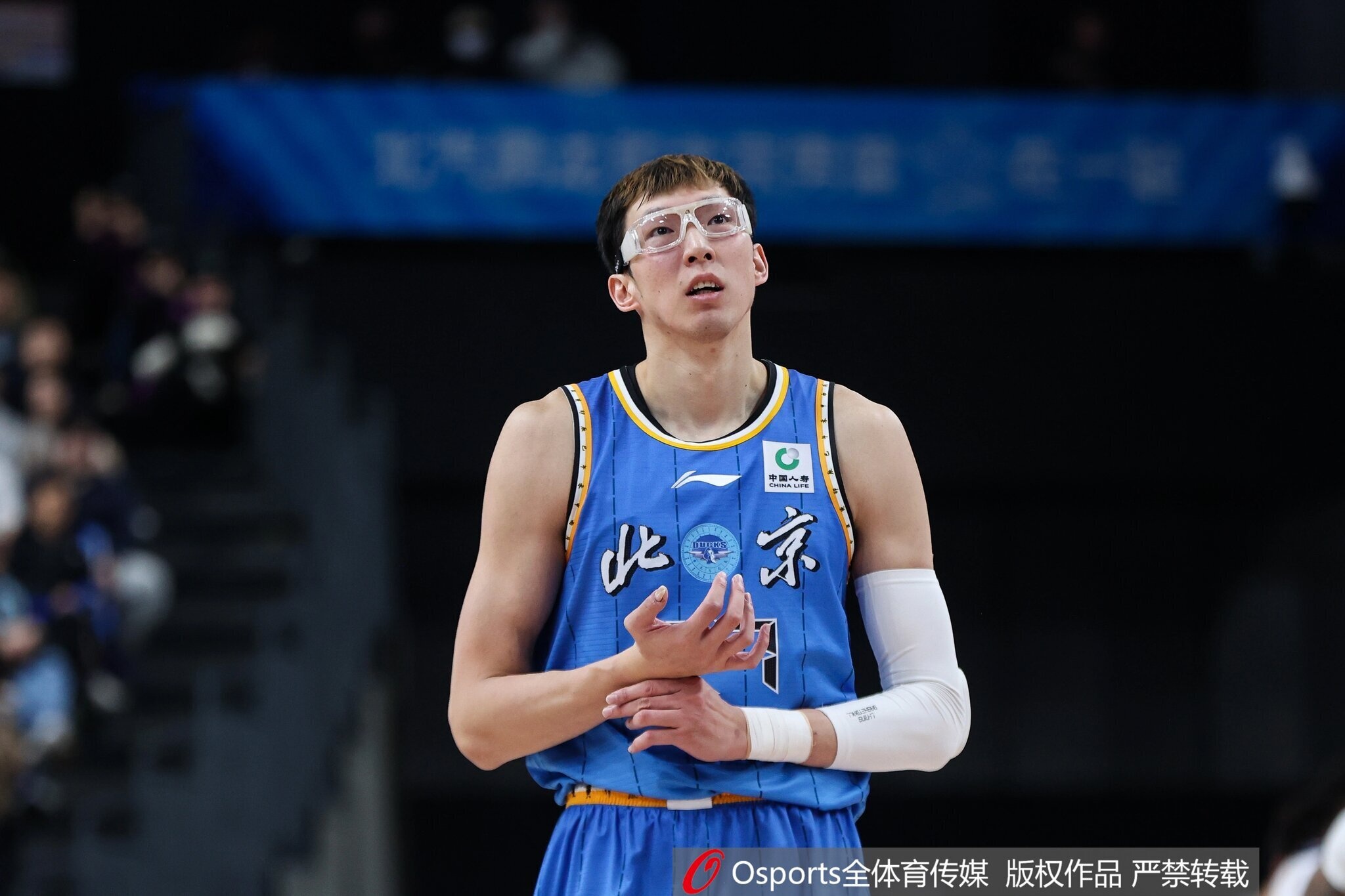 V站体育新闻-打外援一点不怵！周琦半场3中3拿8分6板 多次造到犯规6罚2中